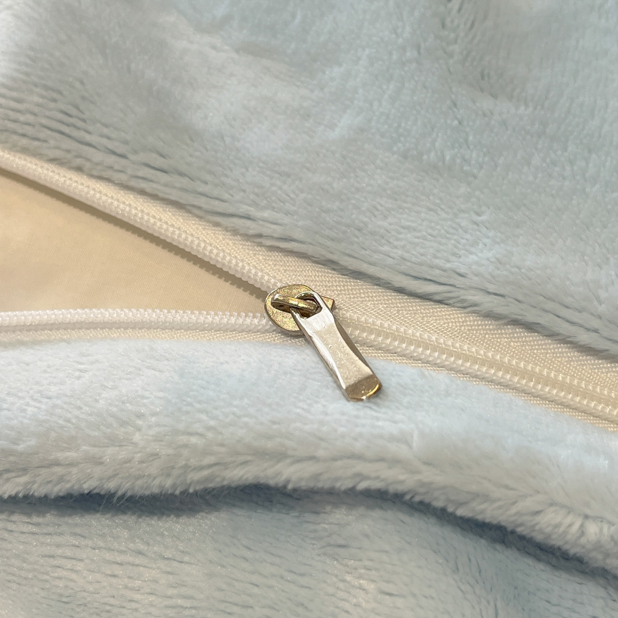 91家纺网 家纺一手货源 找家纺 麦空家居 2025新款高克重A类A版宝宝绒B版牛奶绒毛巾绣三件套四件套 哈欠熊-奶白