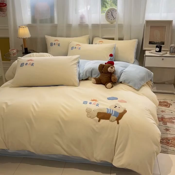 91家纺网 家纺一手货源 找家纺 麦空家居 2025新款高克重A类A版宝宝绒B版牛奶绒毛巾绣三件套四件套 哈欠熊-奶白