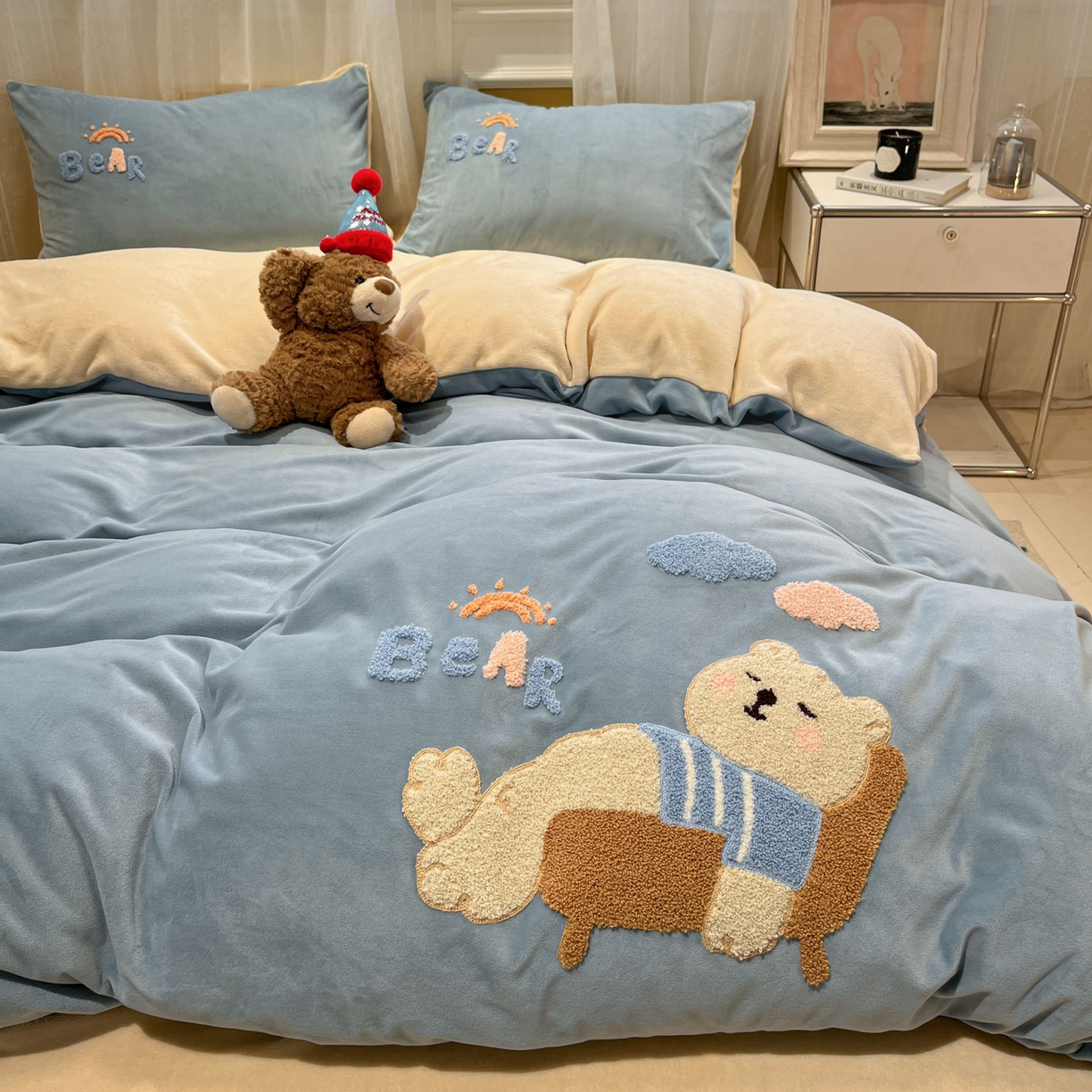 91家纺网 家纺一手货源 找家纺 麦空家居 2025新款高克重A类A版宝宝绒B版牛奶绒毛巾绣三件套四件套 哈欠熊-浅蓝