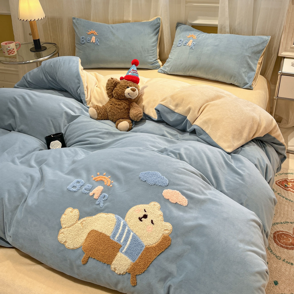 91家纺网 家纺一手货源 找家纺 麦空家居 2025新款高克重A类A版宝宝绒B版牛奶绒毛巾绣三件套四件套 哈欠熊-浅蓝
