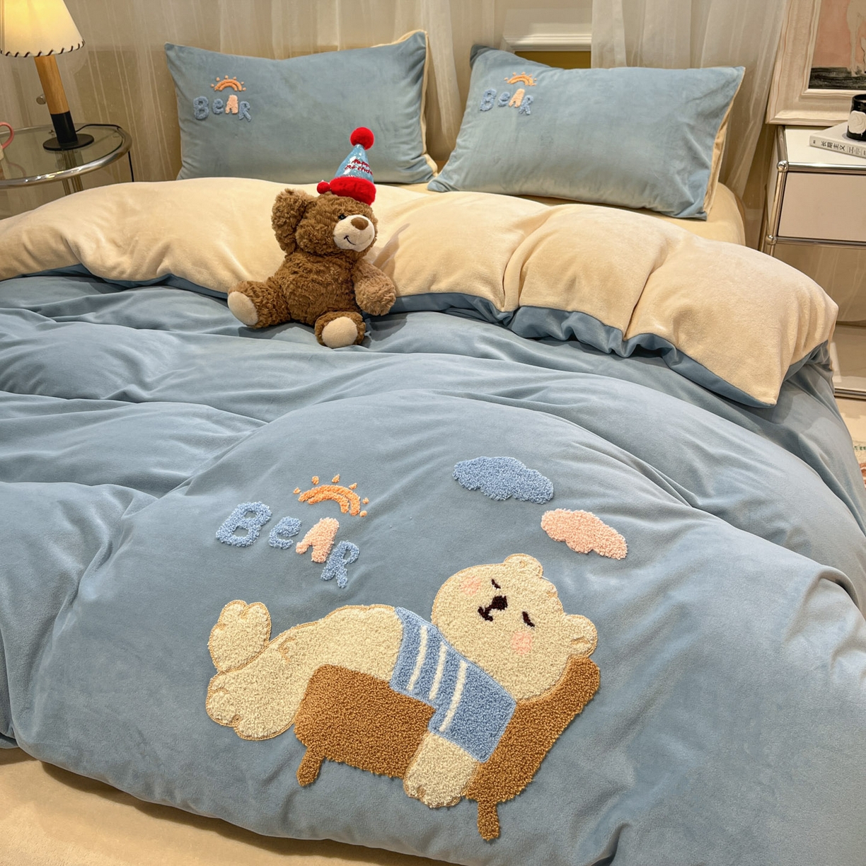 91家纺网 家纺一手货源 找家纺 麦空家居 2025新款高克重A类A版宝宝绒B版牛奶绒毛巾绣三件套四件套 哈欠熊-浅蓝