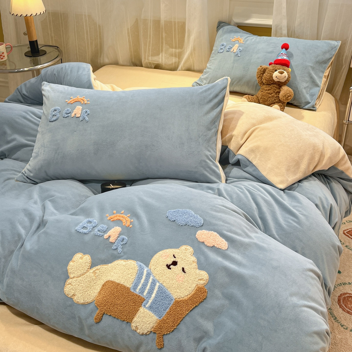 91家纺网 家纺一手货源 找家纺 麦空家居 2025新款高克重A类A版宝宝绒B版牛奶绒毛巾绣三件套四件套 哈欠熊-浅蓝