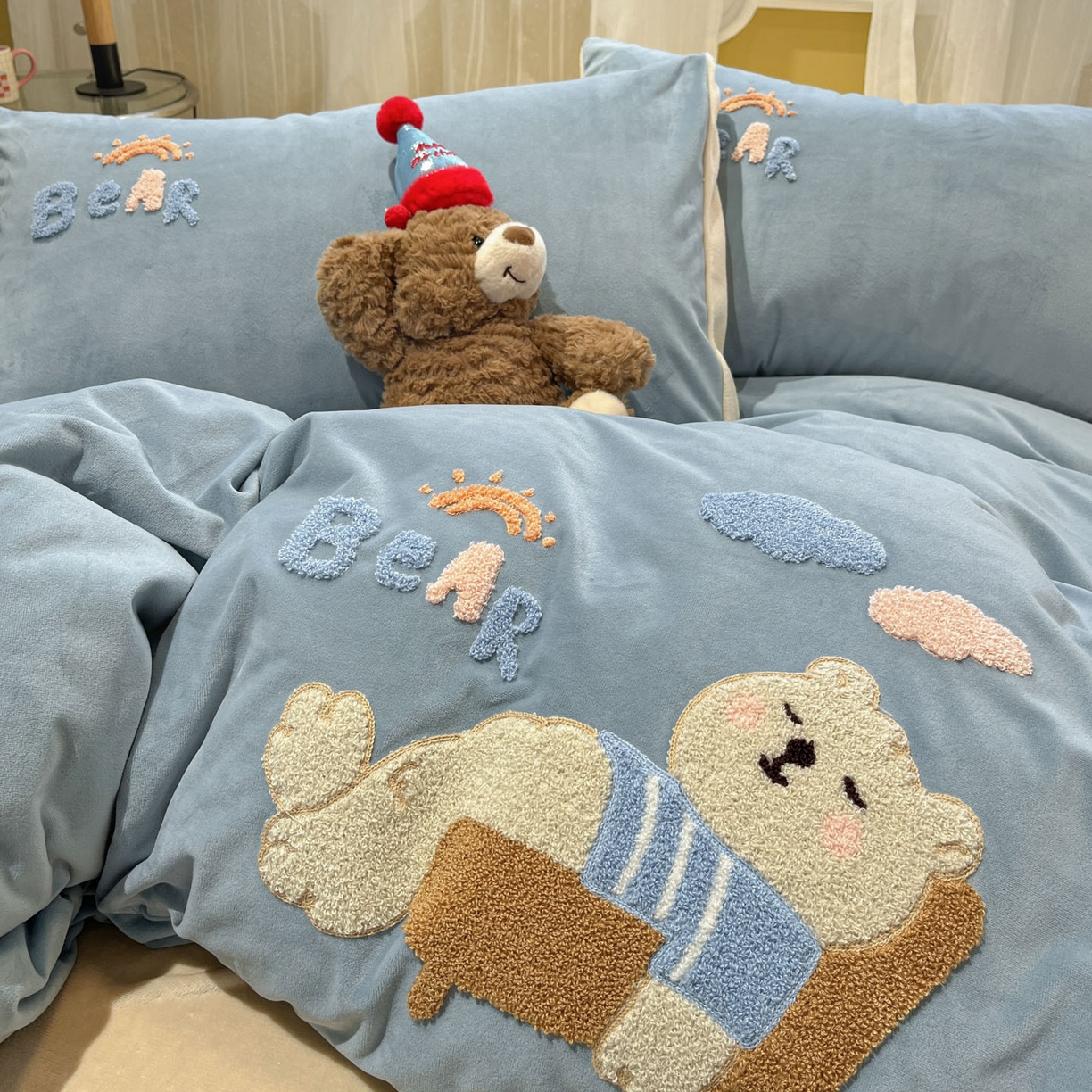 91家纺网 家纺一手货源 找家纺 麦空家居 2025新款高克重A类A版宝宝绒B版牛奶绒毛巾绣三件套四件套 哈欠熊-浅蓝