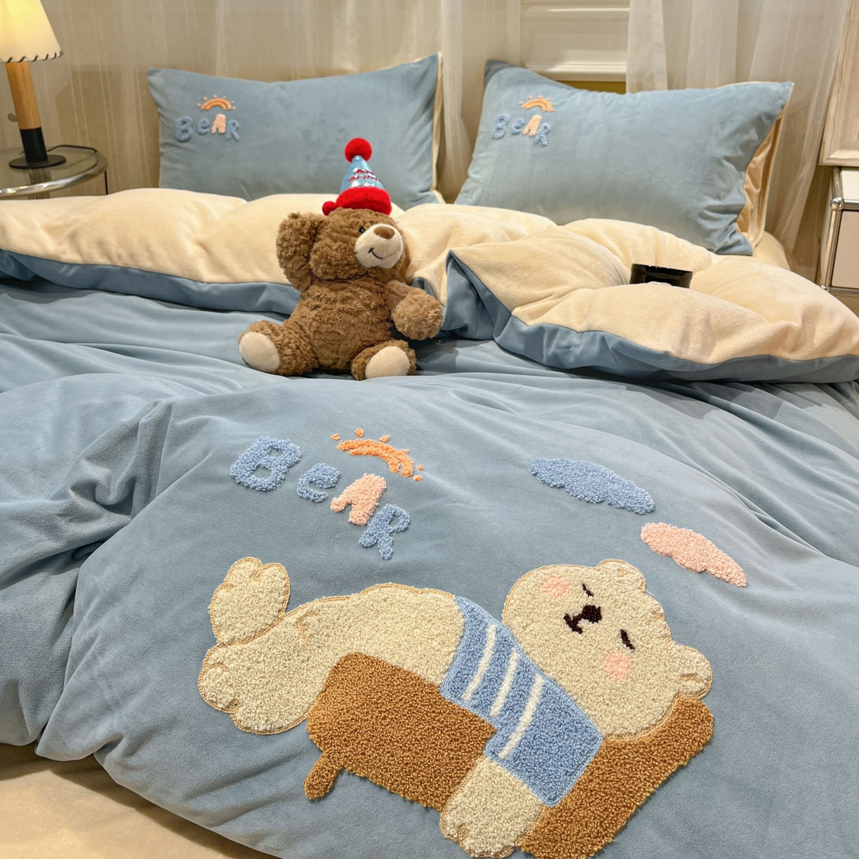 91家纺网 家纺一手货源 找家纺 麦空家居 2025新款高克重A类A版宝宝绒B版牛奶绒毛巾绣三件套四件套 哈欠熊-浅蓝