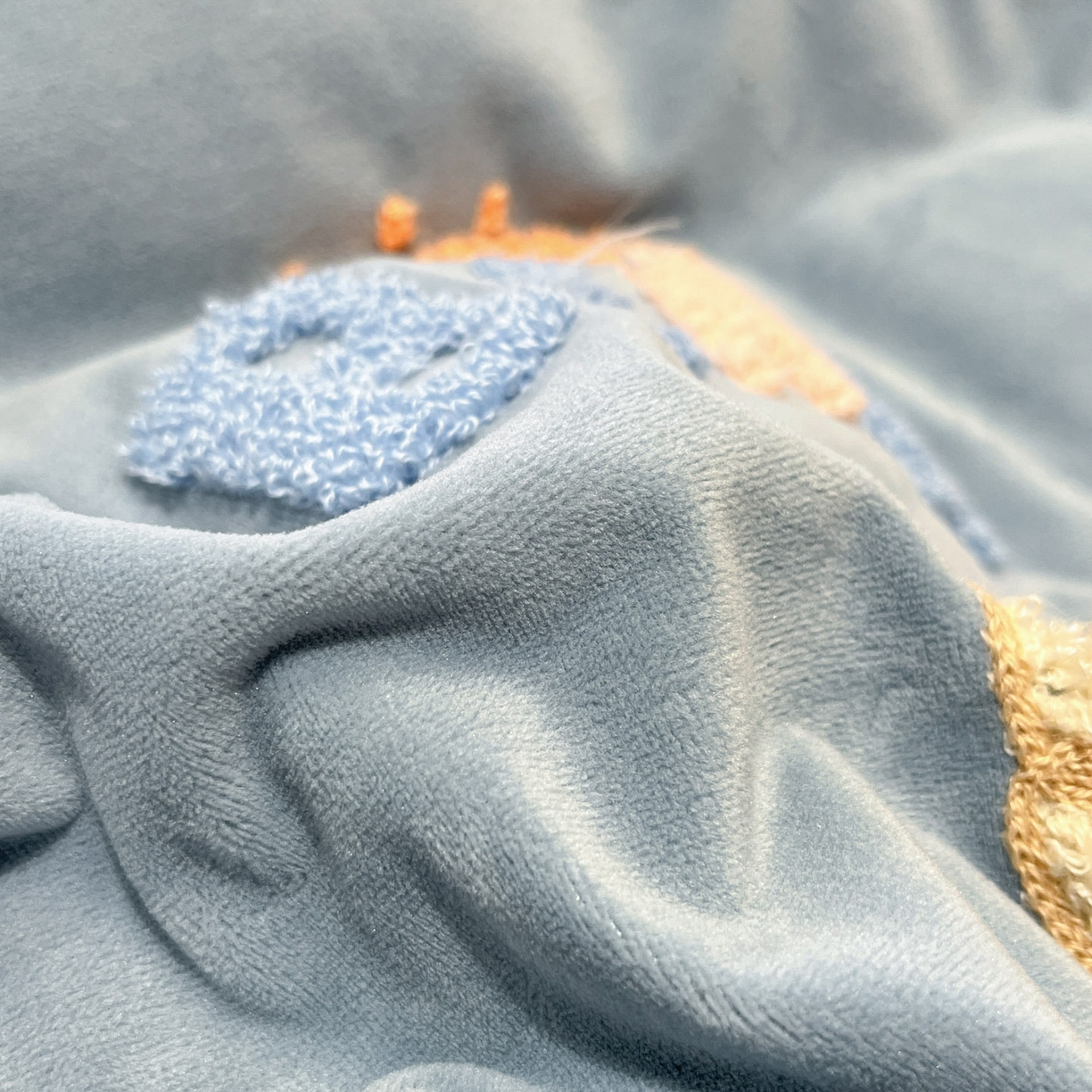 91家纺网 家纺一手货源 找家纺 麦空家居 2025新款高克重A类A版宝宝绒B版牛奶绒毛巾绣三件套四件套 哈欠熊-浅蓝