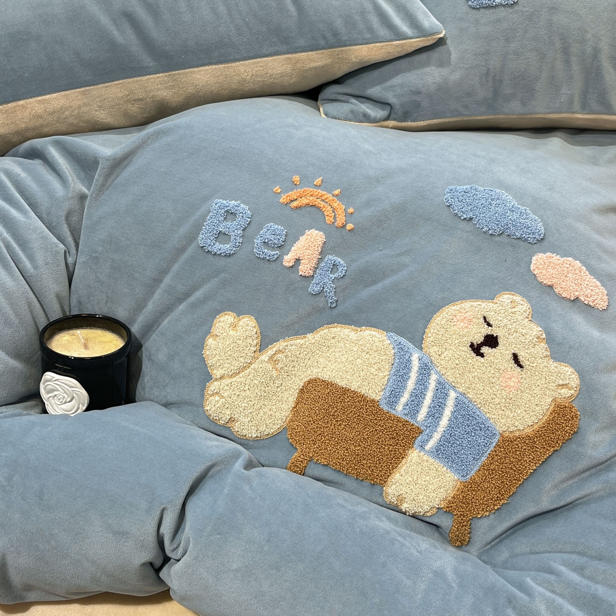 91家纺网 家纺一手货源 找家纺 麦空家居 2025新款高克重A类A版宝宝绒B版牛奶绒毛巾绣三件套四件套 哈欠熊-浅蓝