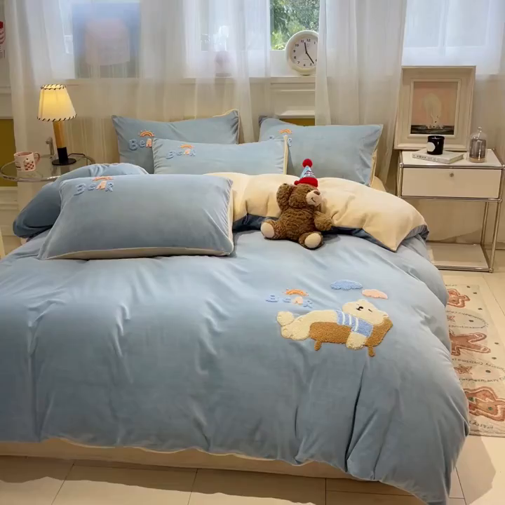 91家纺网 家纺一手货源 找家纺 麦空家居 2025新款高克重A类A版宝宝绒B版牛奶绒毛巾绣三件套四件套 哈欠熊-浅蓝