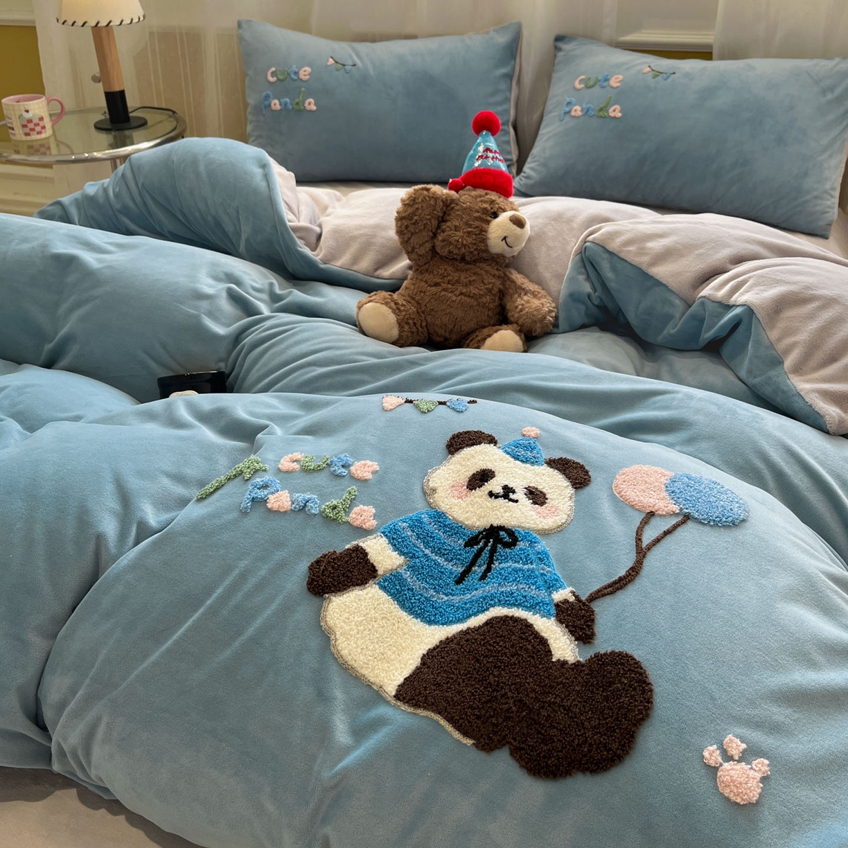 91家纺网 家纺一手货源 找家纺 麦空家居 2025新款高克重A类A版宝宝绒B版牛奶绒毛巾绣三件套四件套 派对熊猫-浅蓝