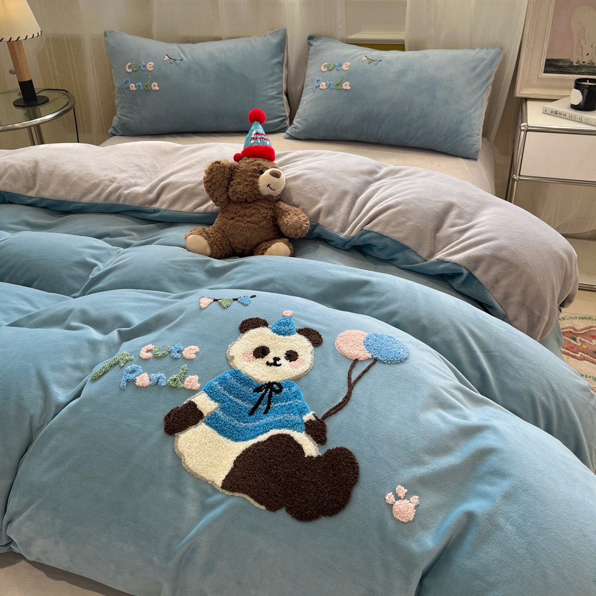 91家纺网 家纺一手货源 找家纺 麦空家居 2025新款高克重A类A版宝宝绒B版牛奶绒毛巾绣三件套四件套 派对熊猫-浅蓝