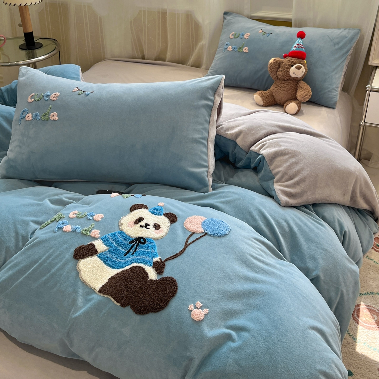91家纺网 家纺一手货源 找家纺 麦空家居 2025新款高克重A类A版宝宝绒B版牛奶绒毛巾绣三件套四件套 派对熊猫-浅蓝