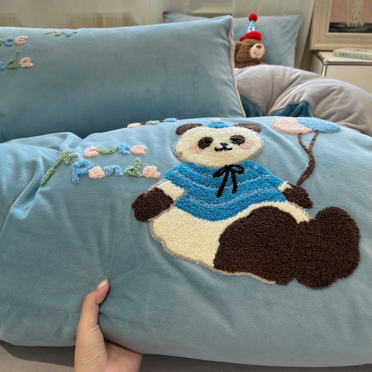 91家纺网 家纺一手货源 找家纺 麦空家居 2025新款高克重A类A版宝宝绒B版牛奶绒毛巾绣三件套四件套 派对熊猫-浅蓝