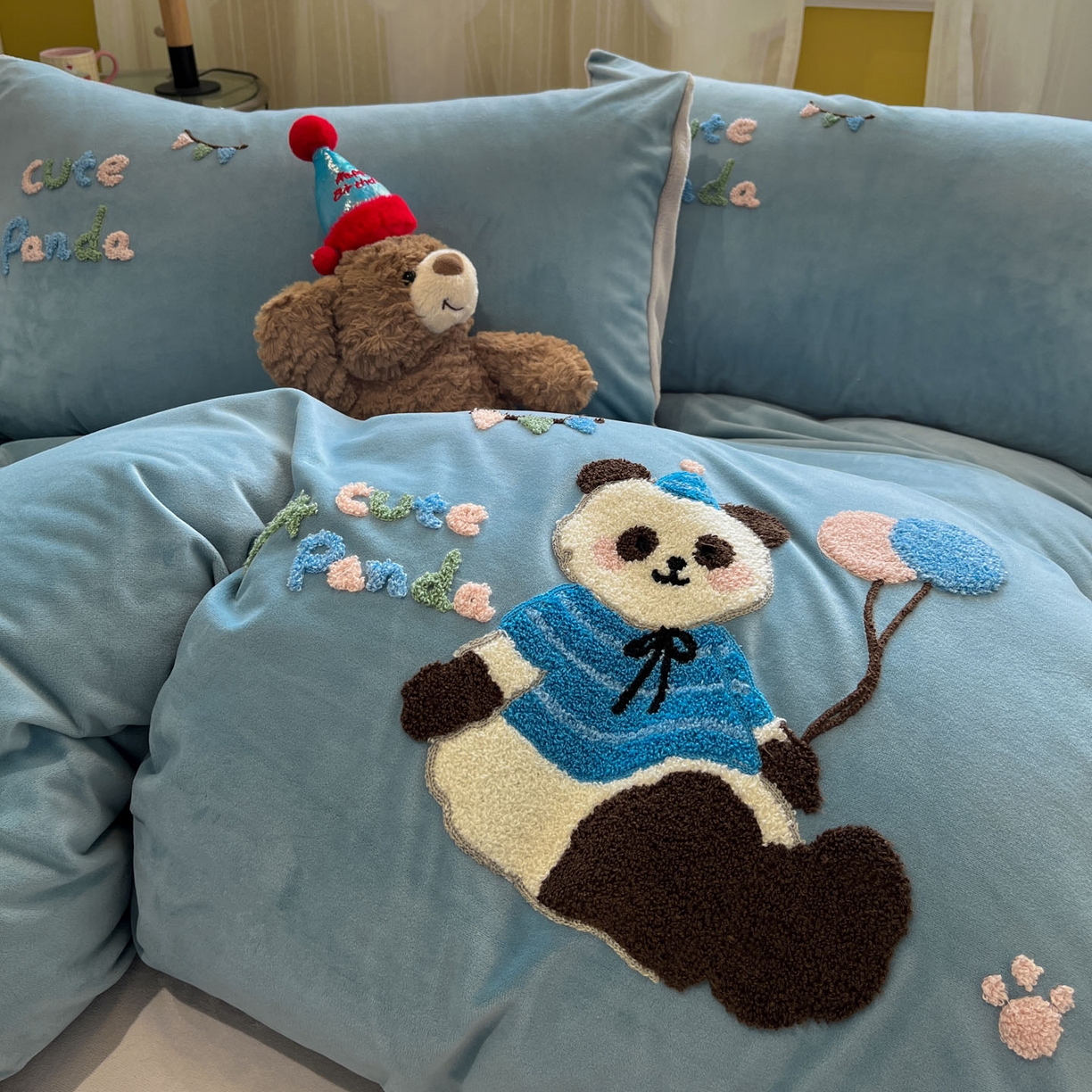 91家纺网 家纺一手货源 找家纺 麦空家居 2025新款高克重A类A版宝宝绒B版牛奶绒毛巾绣三件套四件套 派对熊猫-浅蓝