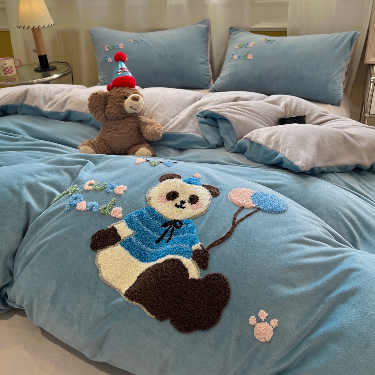 91家纺网 家纺一手货源 找家纺 麦空家居 2025新款高克重A类A版宝宝绒B版牛奶绒毛巾绣三件套四件套 派对熊猫-浅蓝