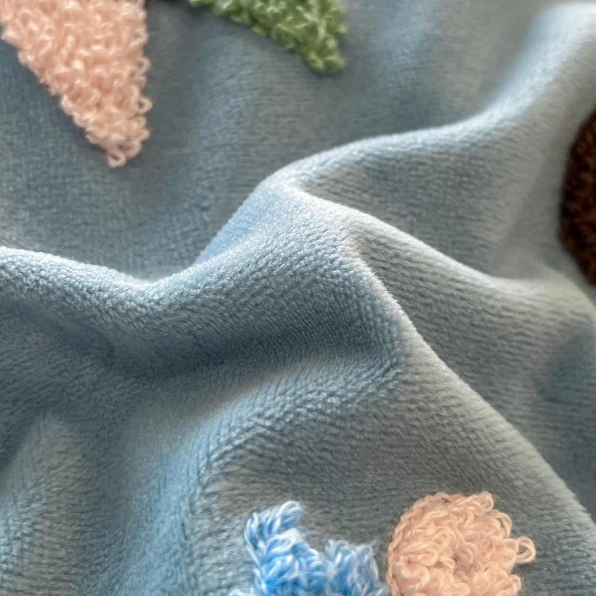 91家纺网 家纺一手货源 找家纺 麦空家居 2025新款高克重A类A版宝宝绒B版牛奶绒毛巾绣三件套四件套 派对熊猫-浅蓝