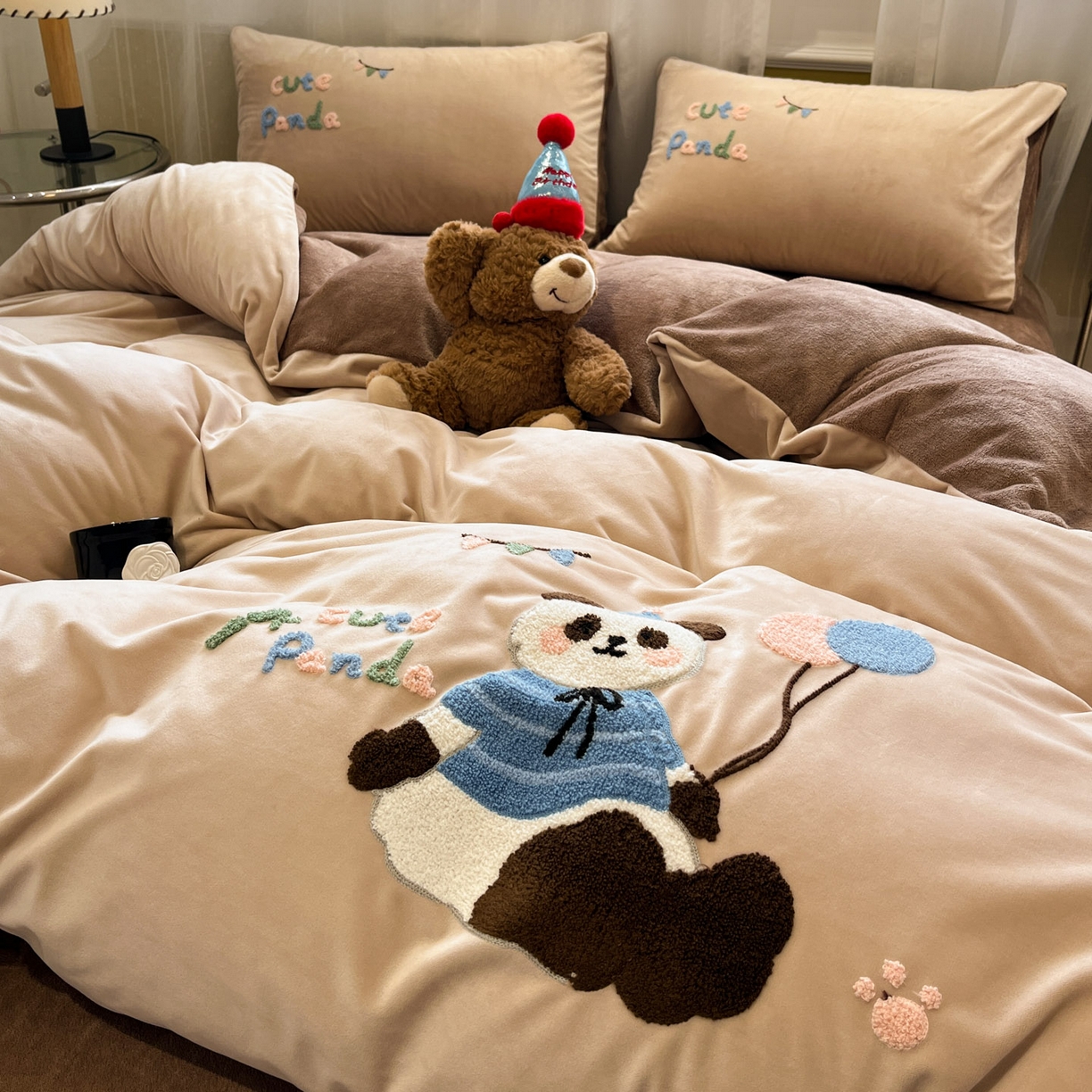 91家纺网 家纺一手货源 找家纺 麦空家居 2025新款高克重A类A版宝宝绒B版牛奶绒毛巾绣三件套四件套 派对熊猫-香槟