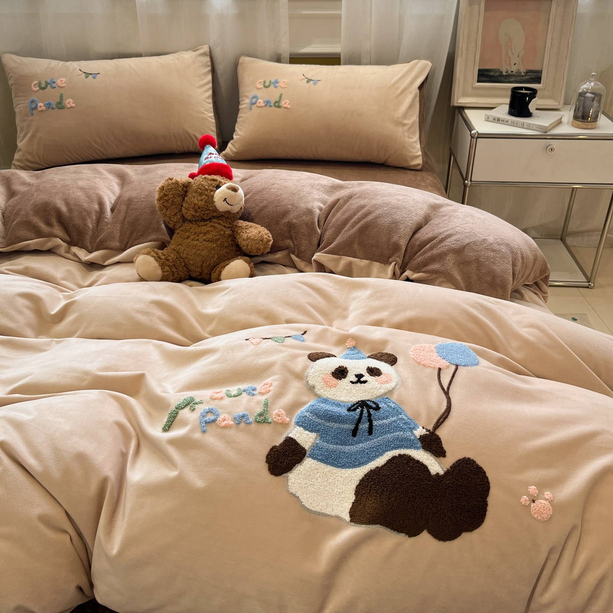 91家纺网 家纺一手货源 找家纺 麦空家居 2025新款高克重A类A版宝宝绒B版牛奶绒毛巾绣三件套四件套 派对熊猫-香槟