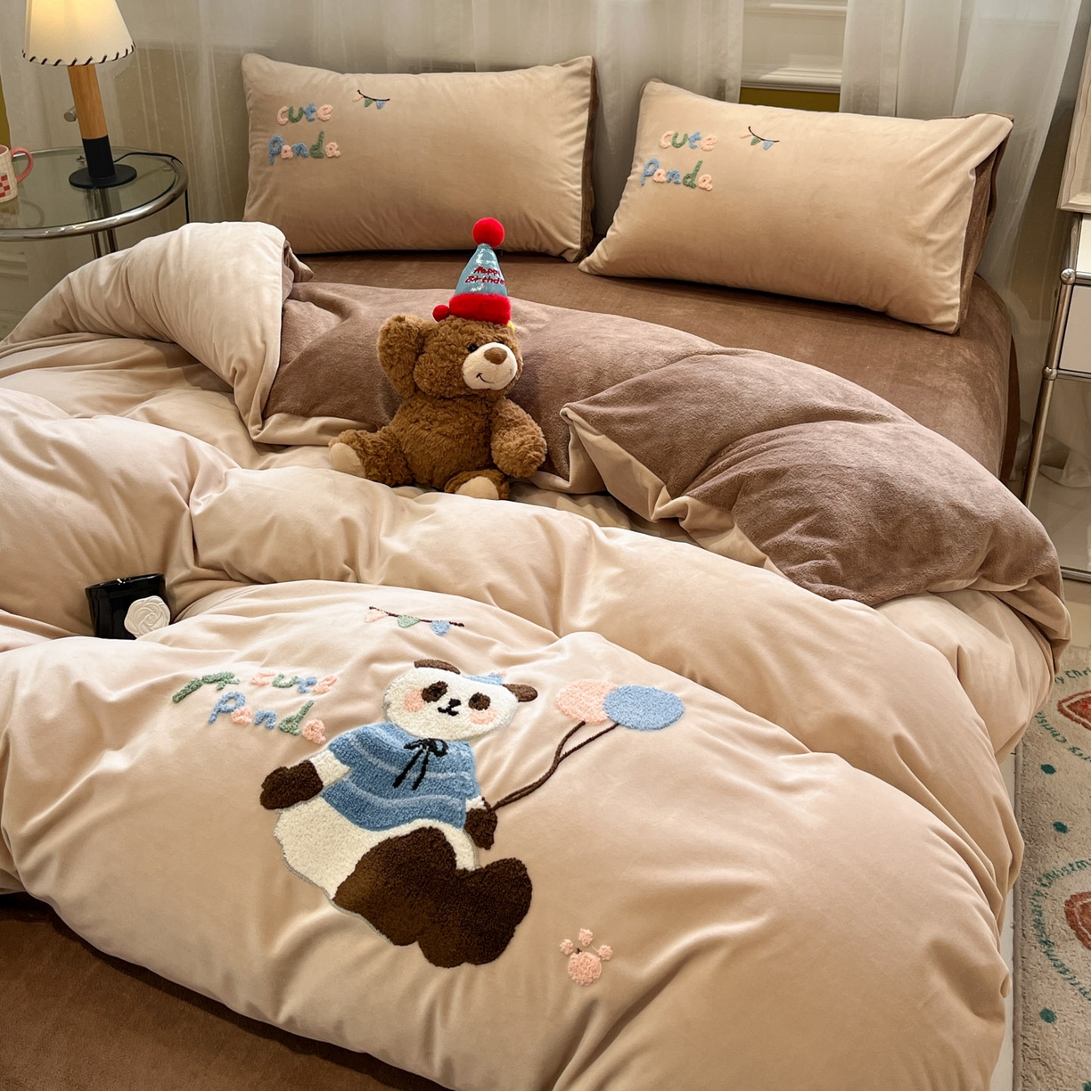 91家纺网 家纺一手货源 找家纺 麦空家居 2025新款高克重A类A版宝宝绒B版牛奶绒毛巾绣三件套四件套 派对熊猫-香槟