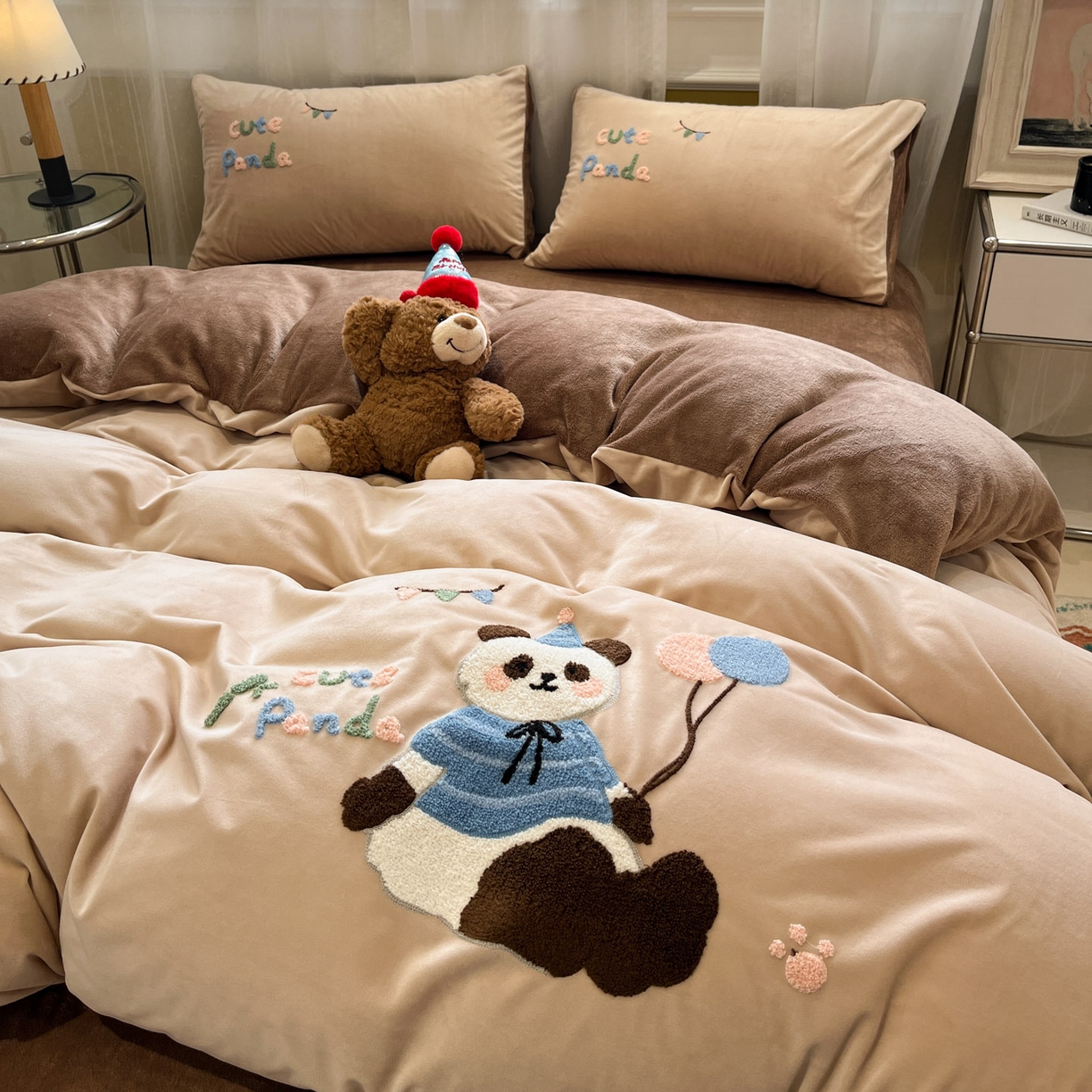 91家纺网 家纺一手货源 找家纺 麦空家居 2025新款高克重A类A版宝宝绒B版牛奶绒毛巾绣三件套四件套 派对熊猫-香槟