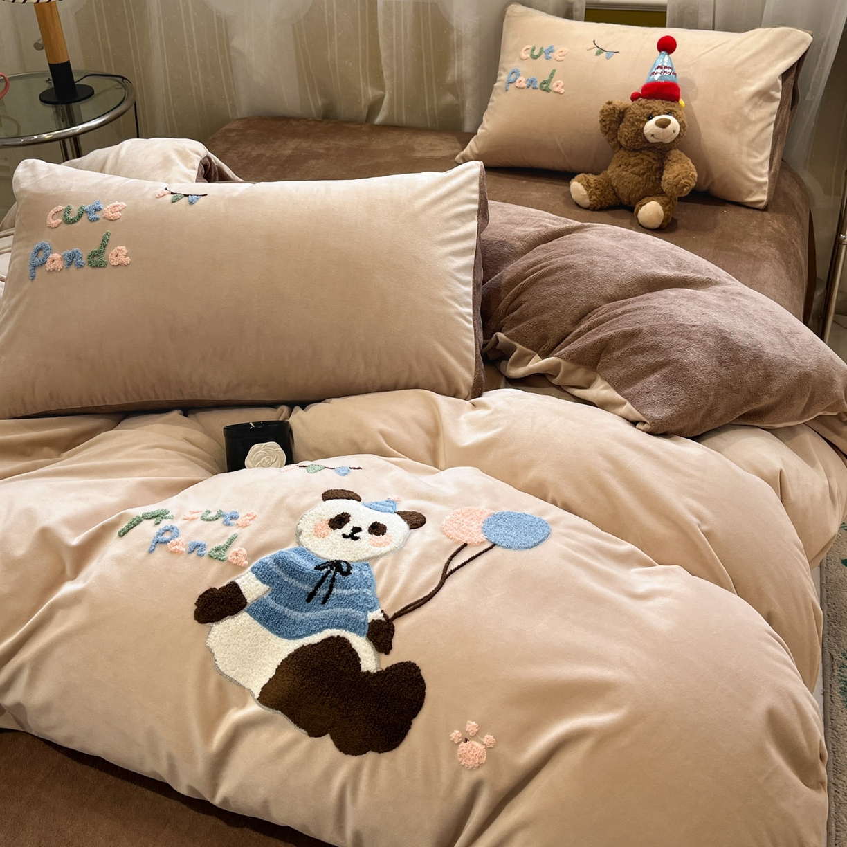 91家纺网 家纺一手货源 找家纺 麦空家居 2025新款高克重A类A版宝宝绒B版牛奶绒毛巾绣三件套四件套 派对熊猫-香槟