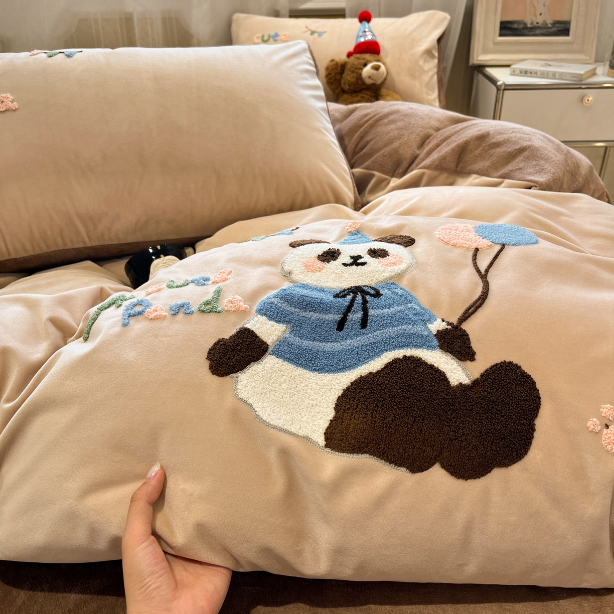 91家纺网 家纺一手货源 找家纺 麦空家居 2025新款高克重A类A版宝宝绒B版牛奶绒毛巾绣三件套四件套 派对熊猫-香槟