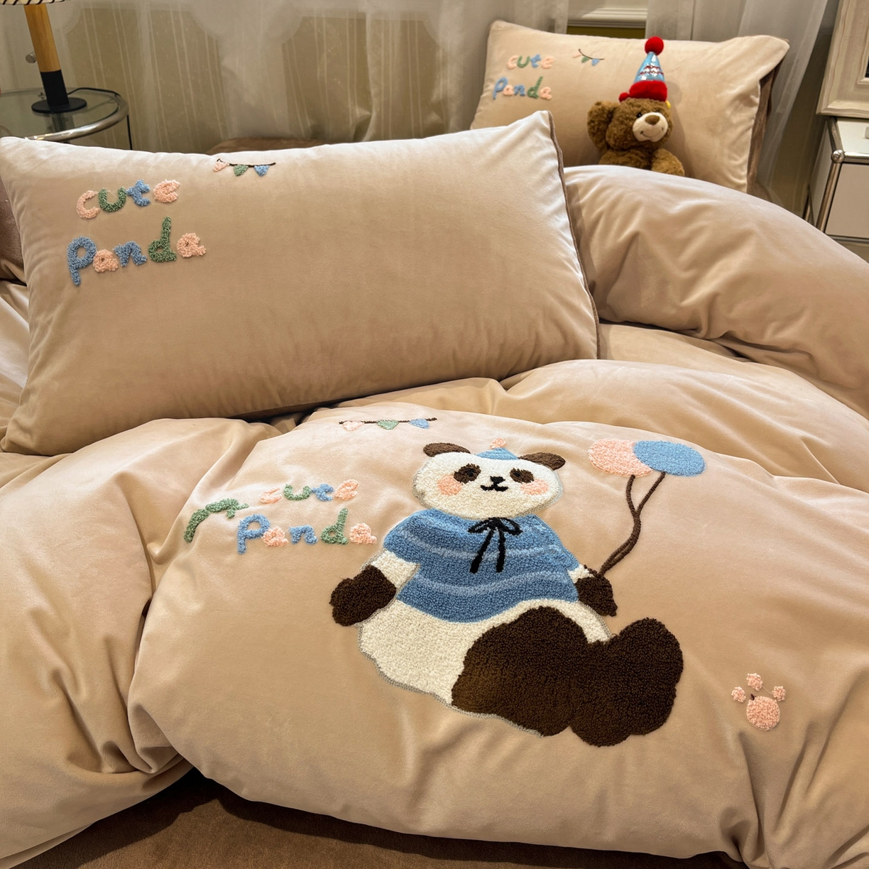 91家纺网 家纺一手货源 找家纺 麦空家居 2025新款高克重A类A版宝宝绒B版牛奶绒毛巾绣三件套四件套 派对熊猫-香槟