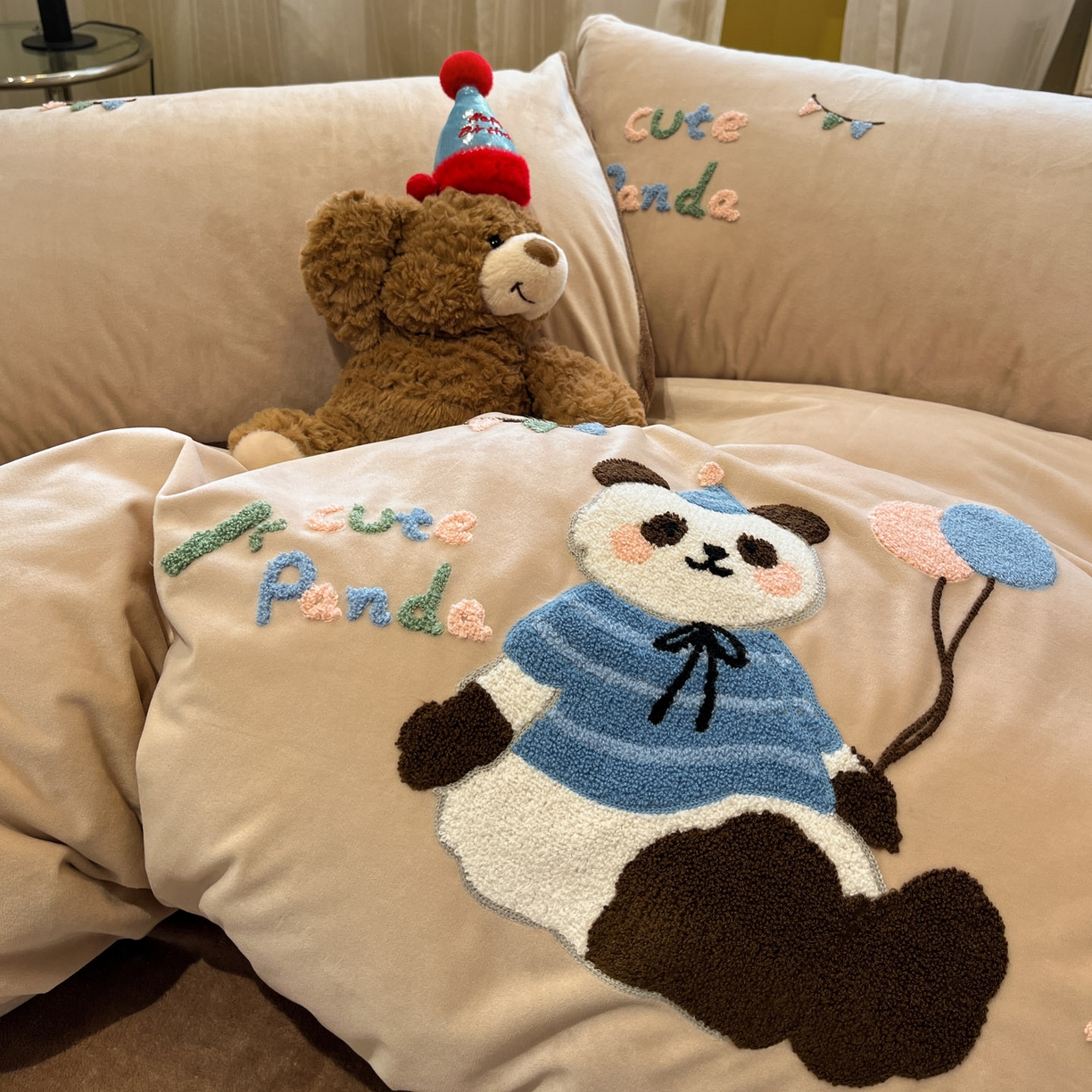 91家纺网 家纺一手货源 找家纺 麦空家居 2025新款高克重A类A版宝宝绒B版牛奶绒毛巾绣三件套四件套 派对熊猫-香槟