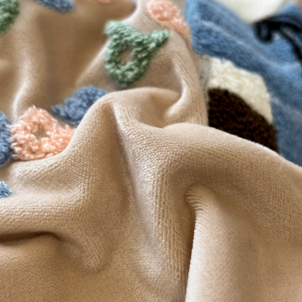 91家纺网 家纺一手货源 找家纺 麦空家居 2025新款高克重A类A版宝宝绒B版牛奶绒毛巾绣三件套四件套 派对熊猫-香槟