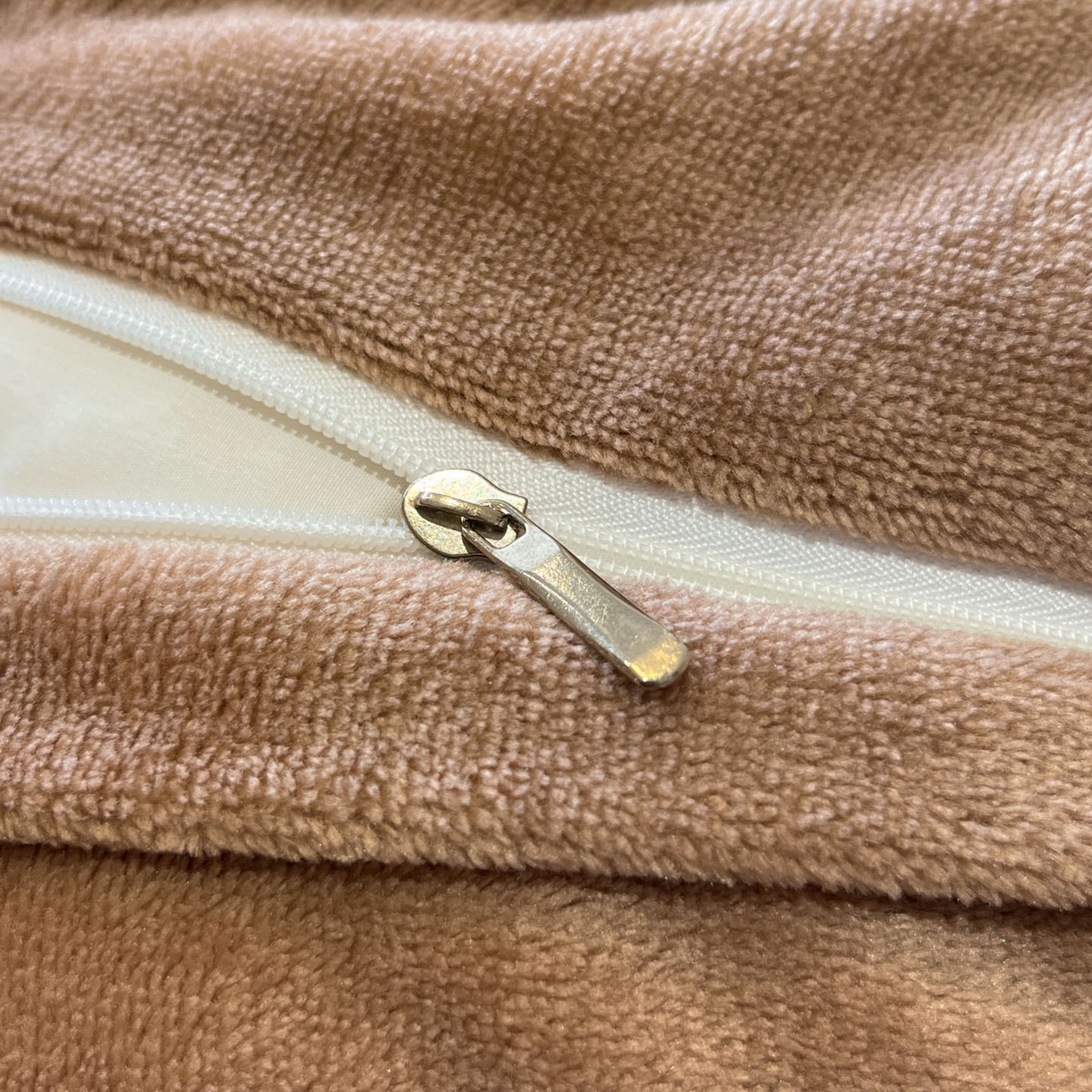 91家纺网 家纺一手货源 找家纺 麦空家居 2025新款高克重A类A版宝宝绒B版牛奶绒毛巾绣三件套四件套 派对熊猫-香槟