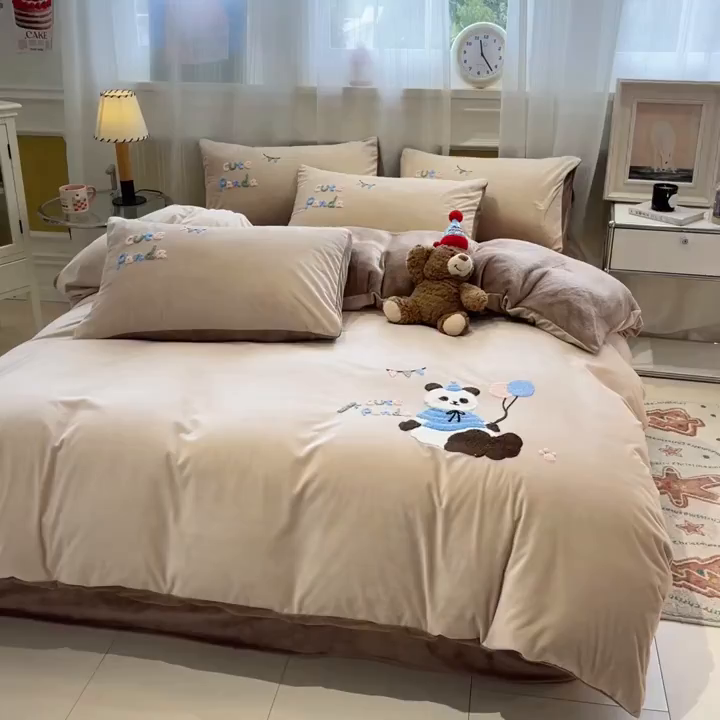 91家纺网 家纺一手货源 找家纺 麦空家居 2025新款高克重A类A版宝宝绒B版牛奶绒毛巾绣三件套四件套 派对熊猫-香槟