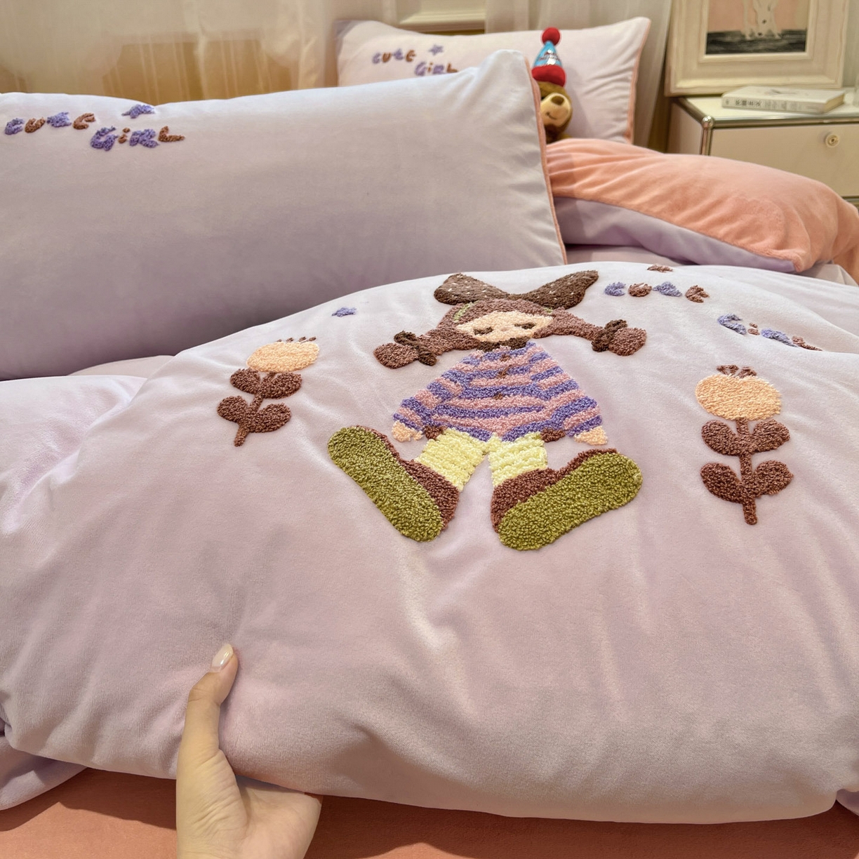 91家纺网 家纺一手货源 找家纺 麦空家居 2025新款高克重A类A版宝宝绒B版牛奶绒毛巾绣三件套四件套 糖心女孩-橙意粉