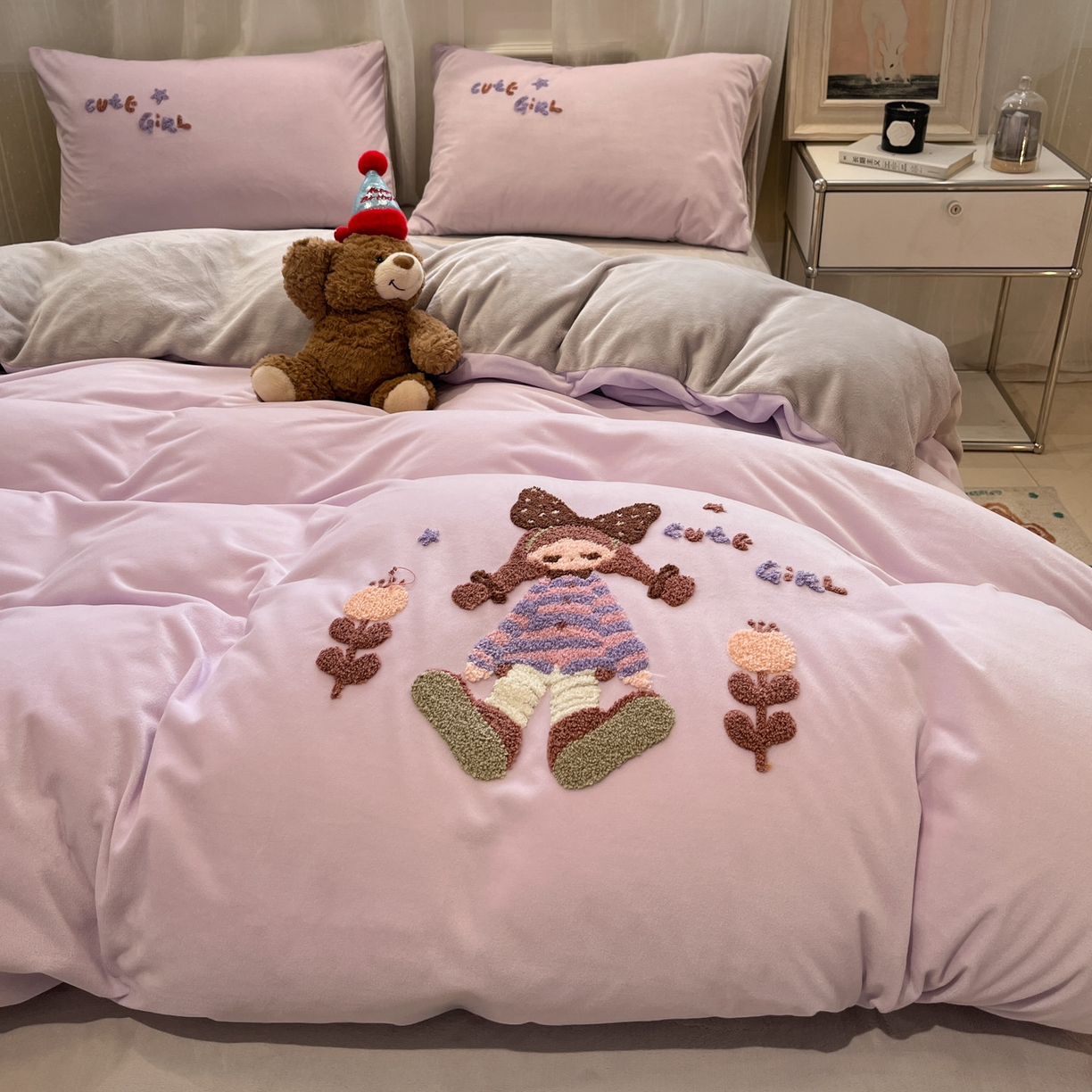 91家纺网 家纺一手货源 找家纺 麦空家居 2025新款高克重A类A版宝宝绒B版牛奶绒毛巾绣三件套四件套 糖心女孩-香草灰