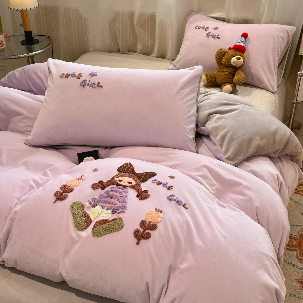 91家纺网 家纺一手货源 找家纺 麦空家居 2025新款高克重A类A版宝宝绒B版牛奶绒毛巾绣三件套四件套 糖心女孩-香草灰