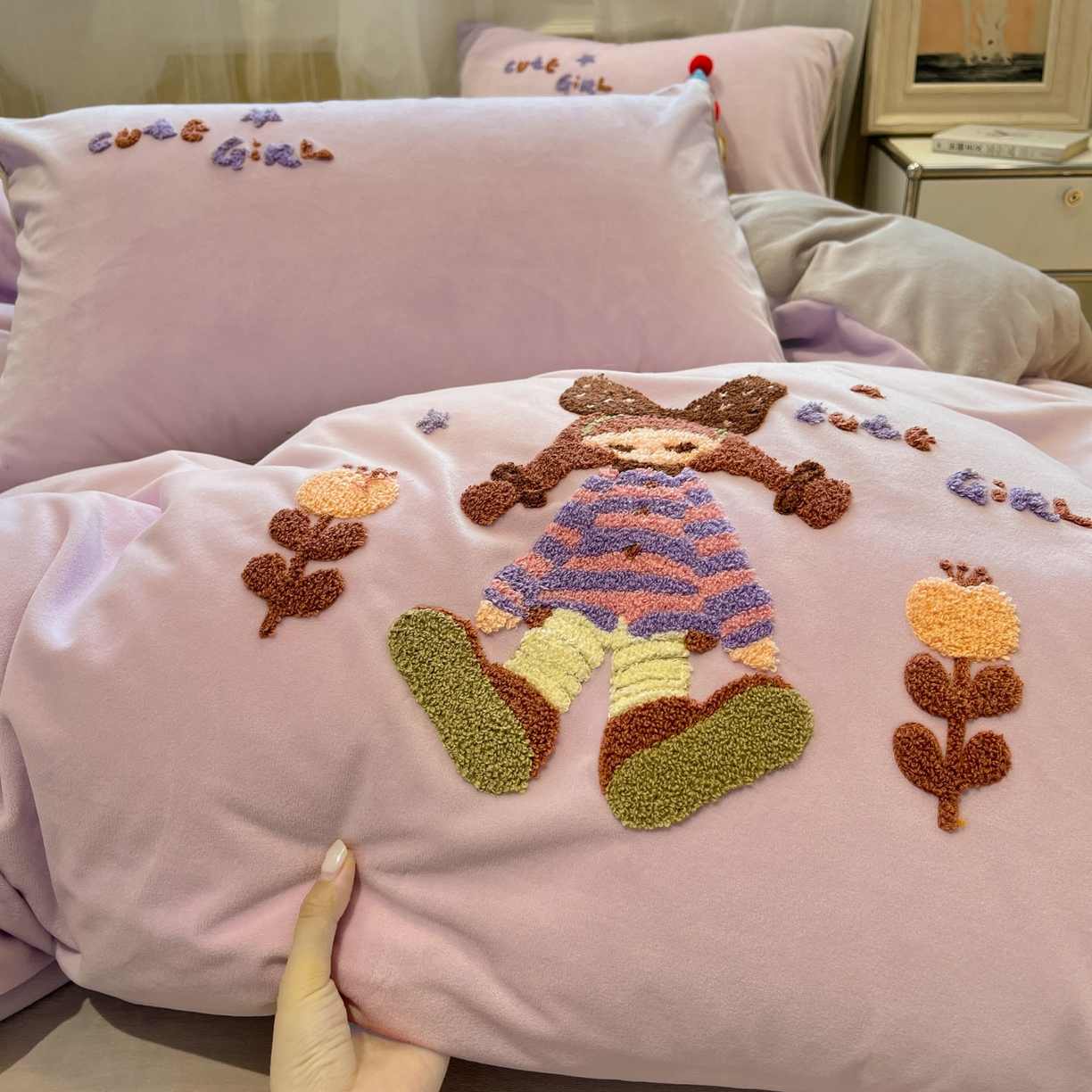 91家纺网 家纺一手货源 找家纺 麦空家居 2025新款高克重A类A版宝宝绒B版牛奶绒毛巾绣三件套四件套 糖心女孩-香草灰