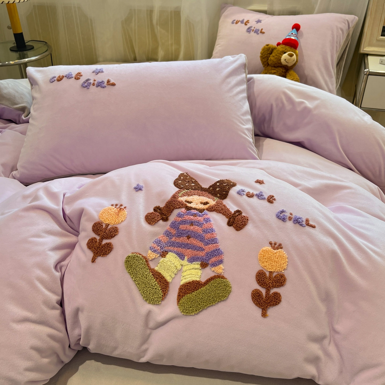 91家纺网 家纺一手货源 找家纺 麦空家居 2025新款高克重A类A版宝宝绒B版牛奶绒毛巾绣三件套四件套 糖心女孩-香草灰