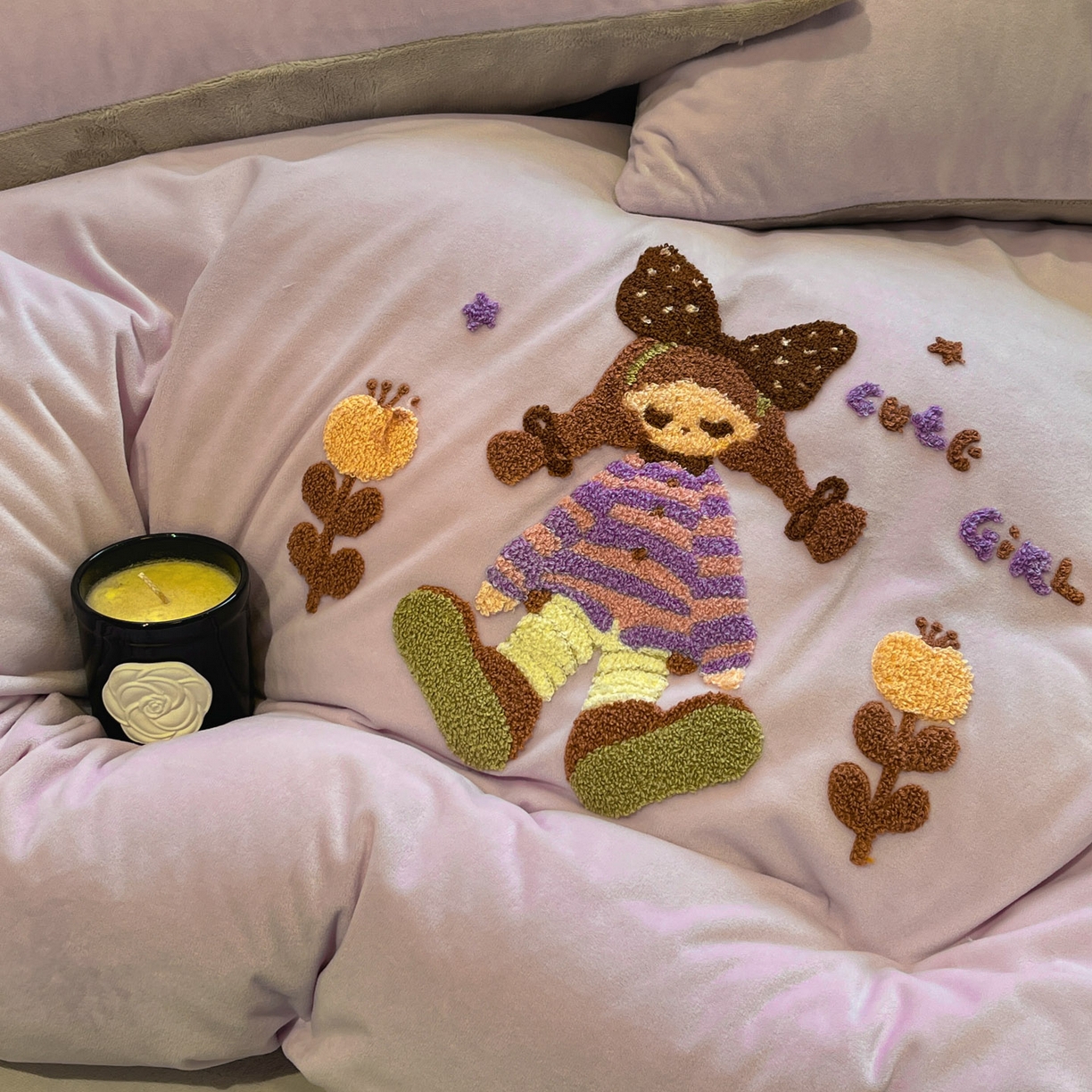 91家纺网 家纺一手货源 找家纺 麦空家居 2025新款高克重A类A版宝宝绒B版牛奶绒毛巾绣三件套四件套 糖心女孩-香草灰