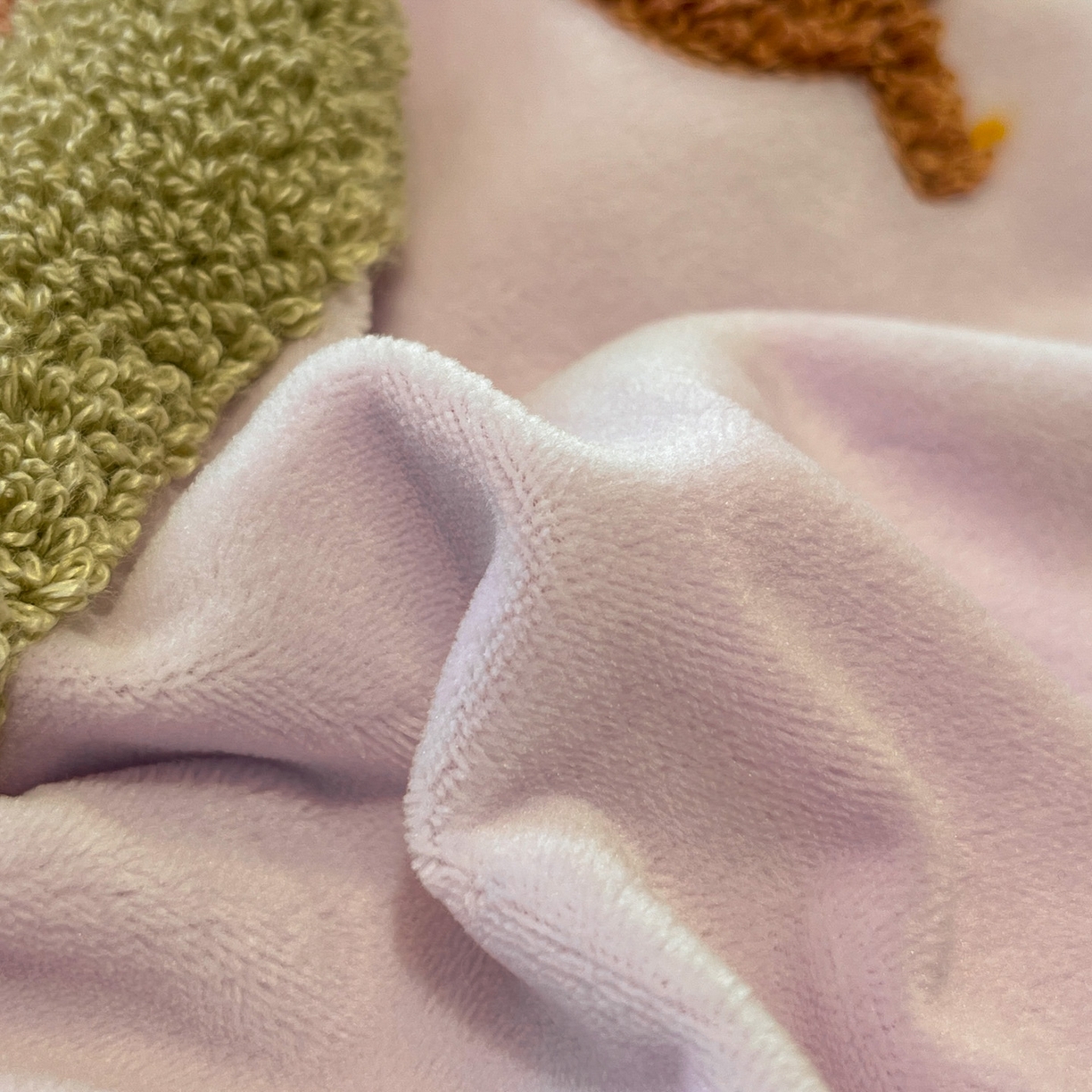 91家纺网 家纺一手货源 找家纺 麦空家居 2025新款高克重A类A版宝宝绒B版牛奶绒毛巾绣三件套四件套 糖心女孩-香草灰