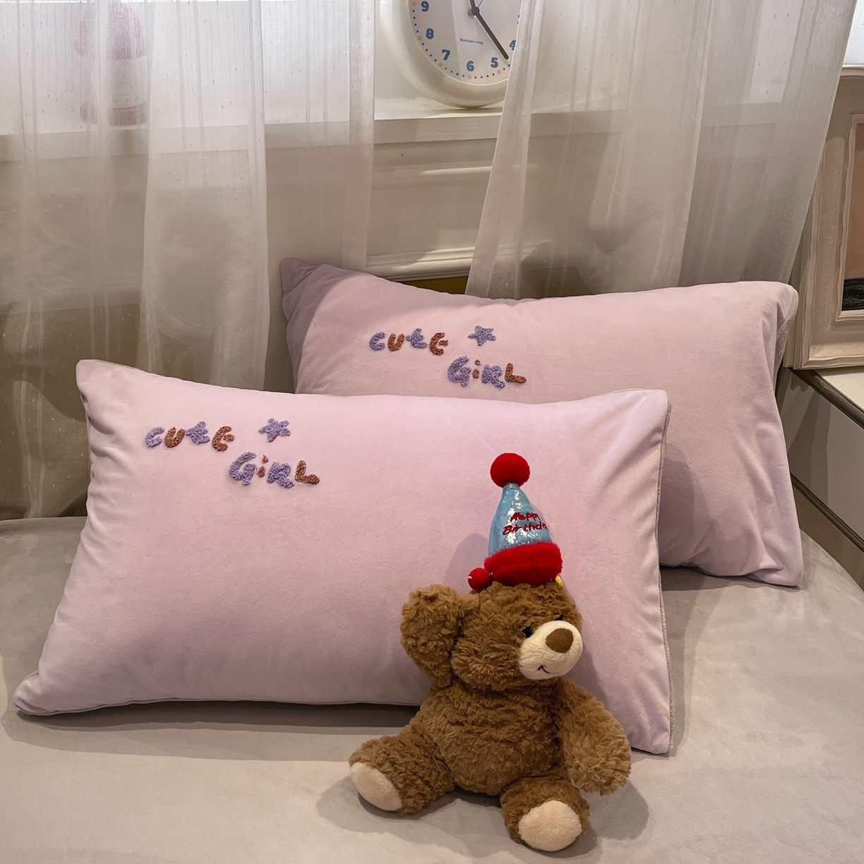 91家纺网 家纺一手货源 找家纺 麦空家居 2025新款高克重A类A版宝宝绒B版牛奶绒毛巾绣三件套四件套 糖心女孩-香草灰