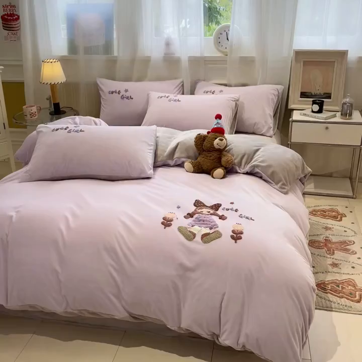 91家纺网 家纺一手货源 找家纺 麦空家居 2025新款高克重A类A版宝宝绒B版牛奶绒毛巾绣三件套四件套 糖心女孩-香草灰
