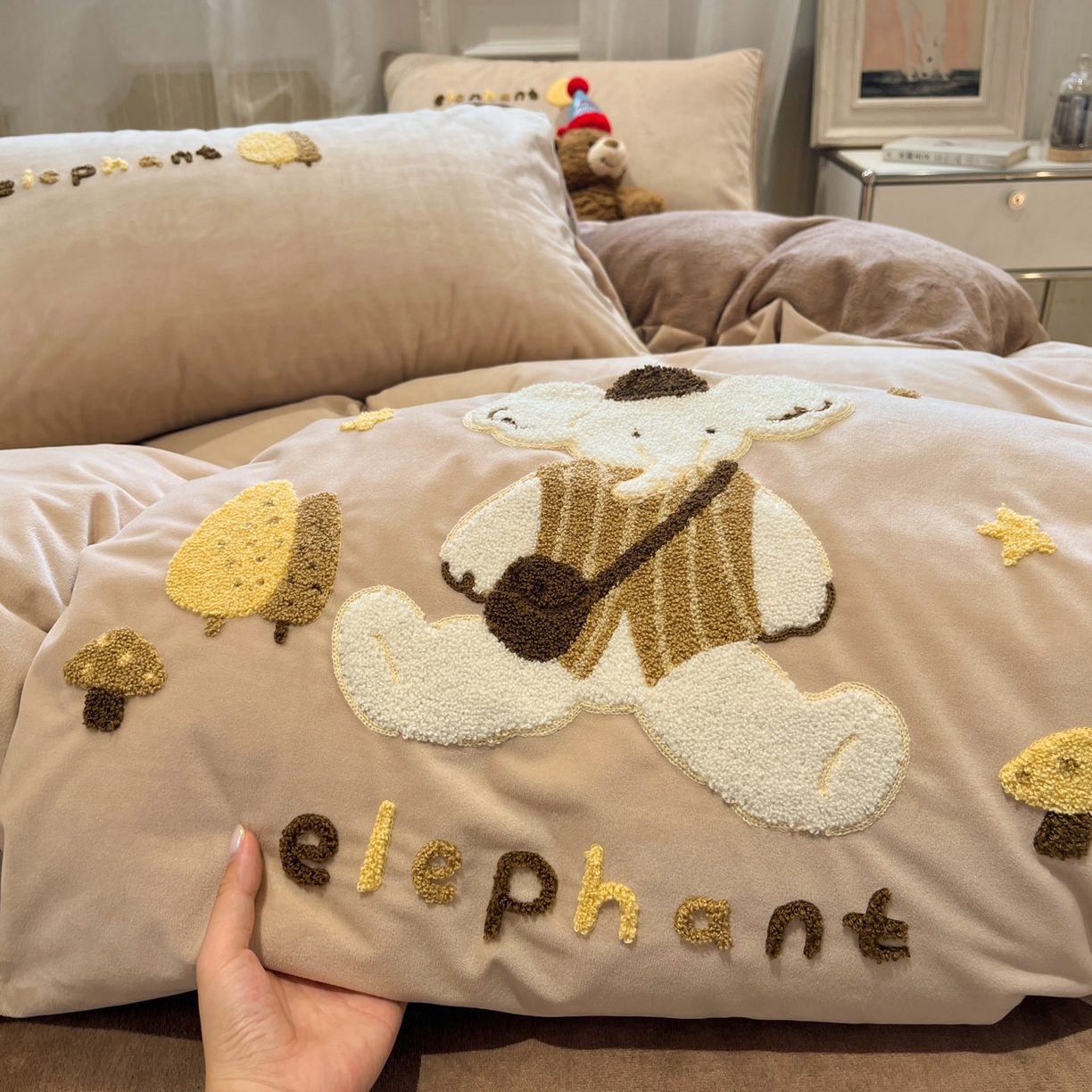 91家纺网 家纺一手货源 找家纺 麦空家居 2025新款高克重A类A版宝宝绒B版牛奶绒毛巾绣三件套四件套 小象-香槟