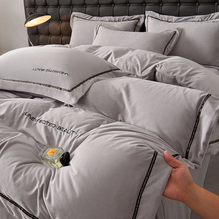 91家纺网 家纺一手货源 找家纺 米奈家居 2025新款宝宝绒压线织带四件套-法拉 法拉-铂金灰