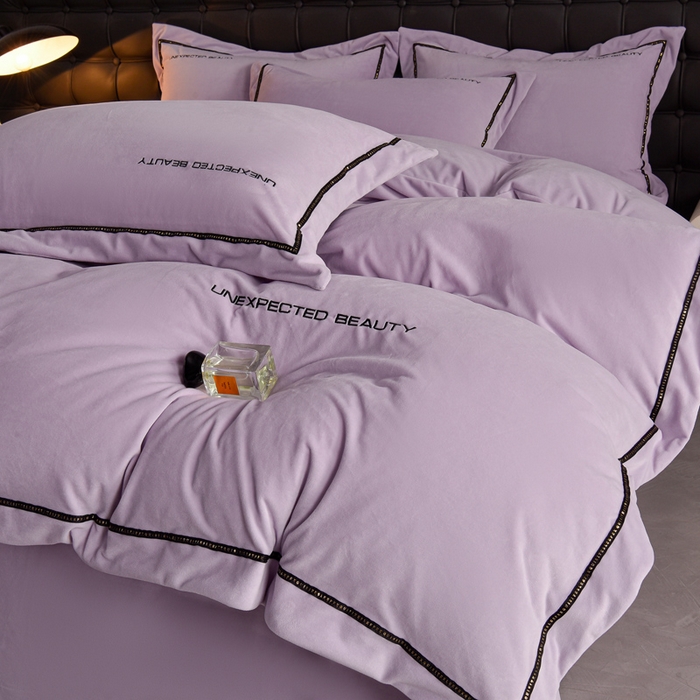 91家纺网 家纺一手货源 找家纺 米奈家居 2025新款宝宝绒压线织带四件套-法拉 法拉-梦幻紫