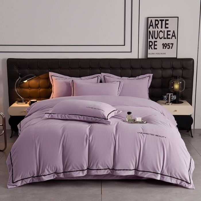 91家纺网 家纺一手货源 找家纺 米奈家居 2025新款宝宝绒压线织带四件套-法拉 法拉-梦幻紫