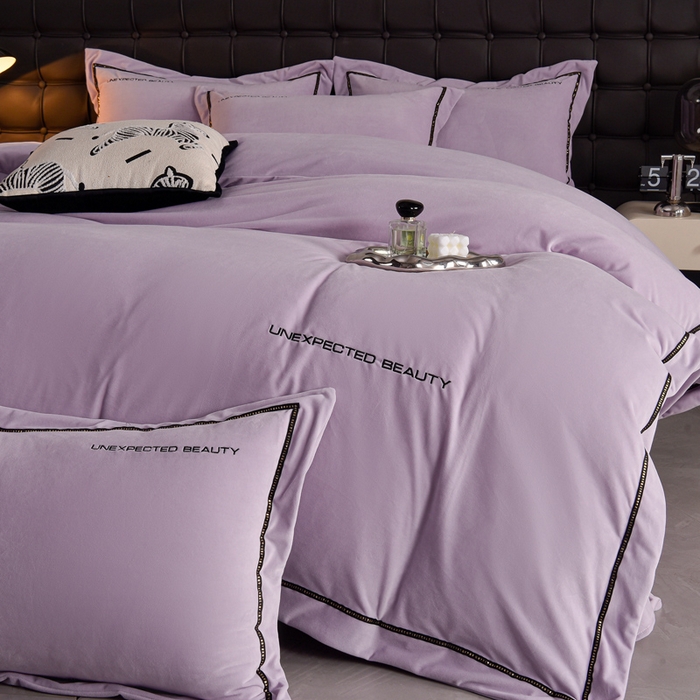 91家纺网 家纺一手货源 找家纺 米奈家居 2025新款宝宝绒压线织带四件套-法拉 法拉-梦幻紫