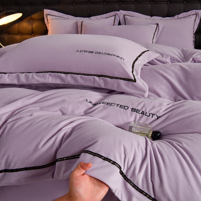 91家纺网 家纺一手货源 找家纺 米奈家居 2025新款宝宝绒压线织带四件套-法拉 法拉-梦幻紫