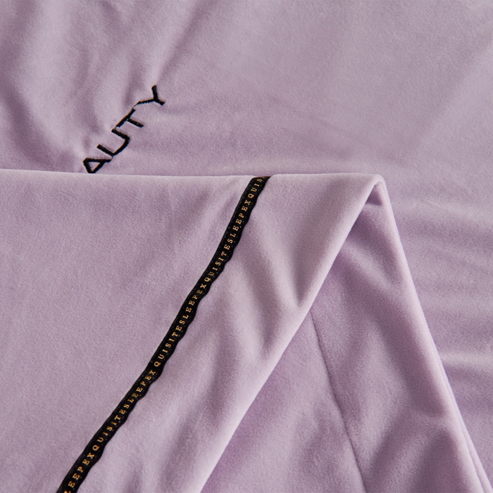 91家纺网 家纺一手货源 找家纺 米奈家居 2025新款宝宝绒压线织带四件套-法拉 法拉-梦幻紫