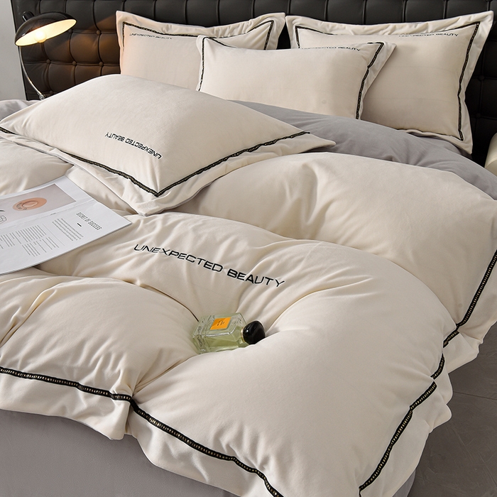 91家纺网 家纺一手货源 找家纺 米奈家居 2025新款宝宝绒压线织带四件套-法拉 法拉-奶昔白