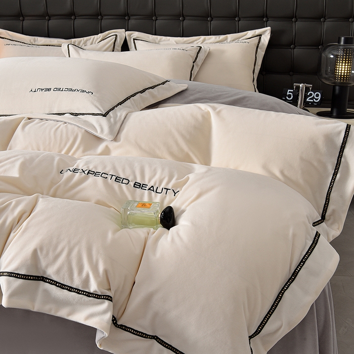 91家纺网 家纺一手货源 找家纺 米奈家居 2025新款宝宝绒压线织带四件套-法拉 法拉-奶昔白