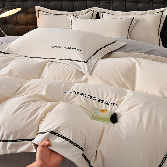 91家纺网 家纺一手货源 找家纺 米奈家居 2025新款宝宝绒压线织带四件套-法拉 法拉-奶昔白