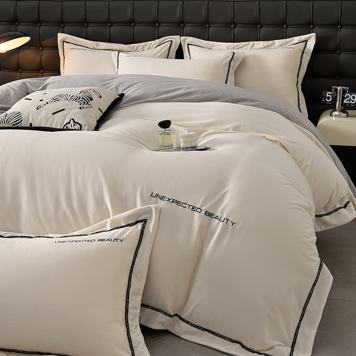 91家纺网 家纺一手货源 找家纺 米奈家居 2025新款宝宝绒压线织带四件套-法拉 法拉-奶昔白