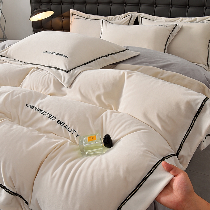 91家纺网 家纺一手货源 找家纺 米奈家居 2025新款宝宝绒压线织带四件套-法拉 法拉-奶昔白